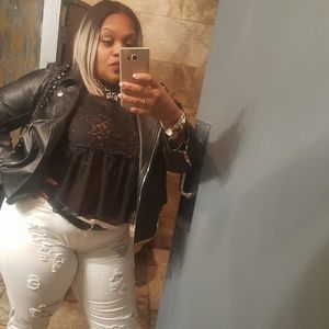 Meet your Posher, Deedee